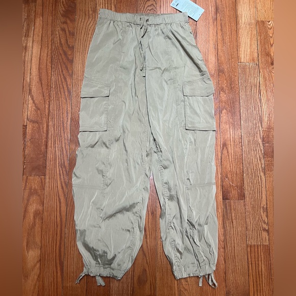 NWT Lululemon Lightweight Adjustable Mid Rise Cargo Pant Filbert Tan Size Small - Picture 3 of 9